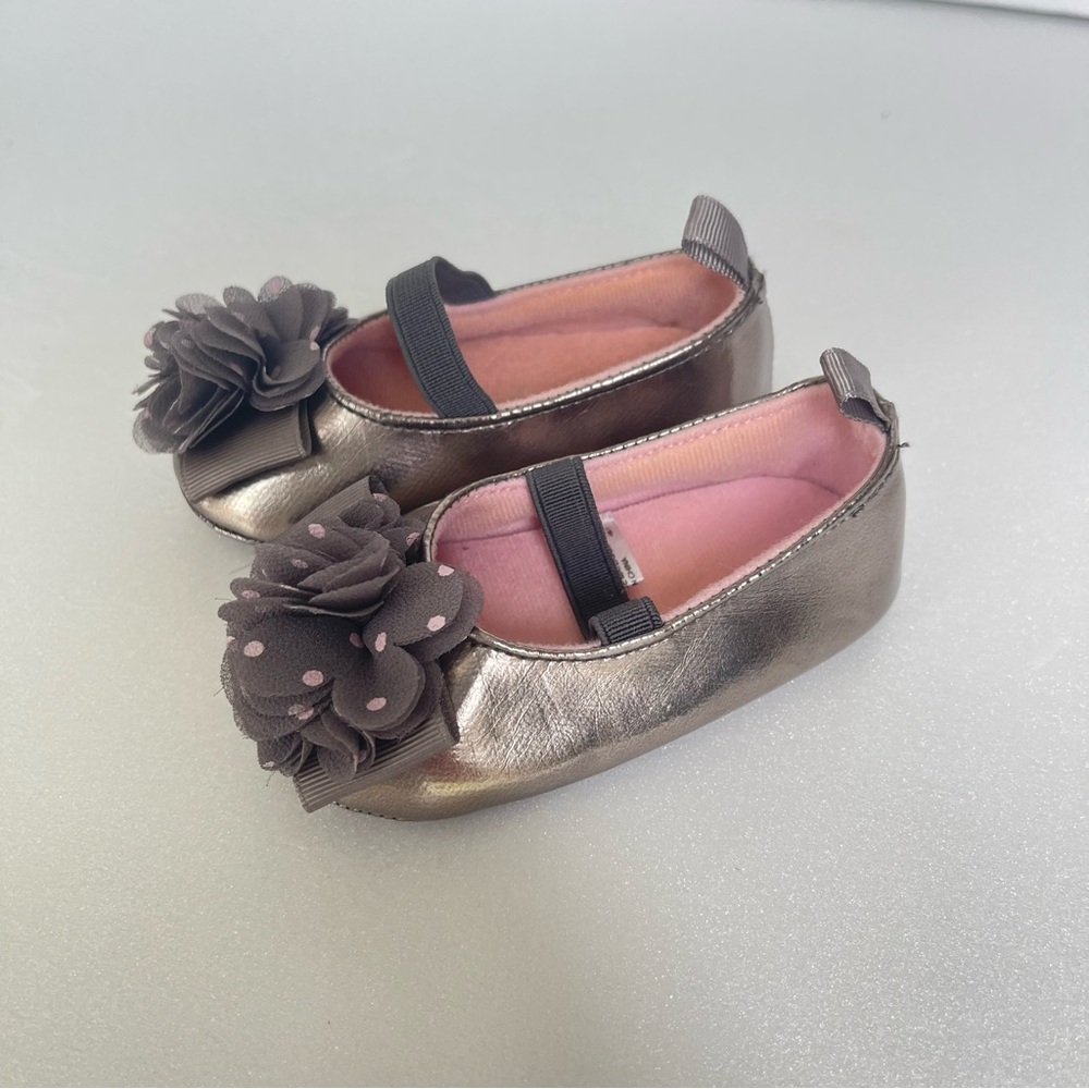 Metallic Soft Bottom Baby Mary Jane Shoes with Flower Accent- Early Walker